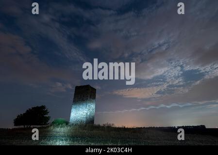 'Blaue Warte', tour de guet médiéval, construit en 1438, chemin de vol d'un hibou, ciel nocturne, Wanzleben, Saxe-Anhalt, Allemagne Banque D'Images