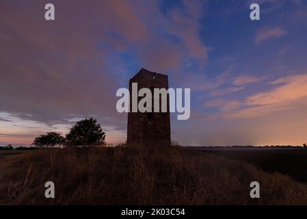 Blaue Warte', tour de guet médiéval, construit en 1438, ciel nocturne, Wanzleben, Saxe-Anhalt, Allemagne Banque D'Images