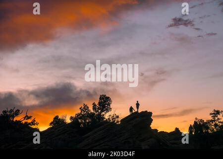 Le parc national de Zion est situé dans le sud-ouest de l'Utah, à la frontière avec l'Arizona. Il a une superficie de 579 kö² et se situe entre 1128 m et 2660 m d'altitude. L'atmosphère du soir au Pine Creek Canyon surplombe. Banque D'Images