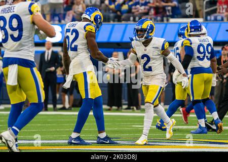 Los Angeles Rams linebacker Terrell Lewis (52) et Corner back Troy Hill (2) célèbrent après une partie de la NFL contre les Buffalo Bills, jeudi Banque D'Images