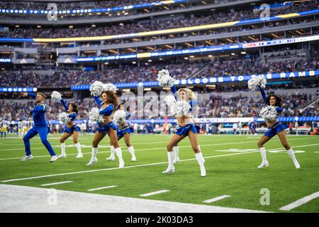 Les cheerleaders des Rams de Los Angeles jouent lors d'un match de la NFL contre les Buffalo Bills, jeudi, 8 septembre 2022, au stade SOFI, À Inglewood, Californie. Banque D'Images