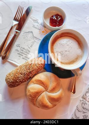 Autriche, Hintertux, Tuxertal, petit déjeuner avec une tasse de cappuccino, confiture et pain frais servi dans une chambre avec petit déjeuner Banque D'Images