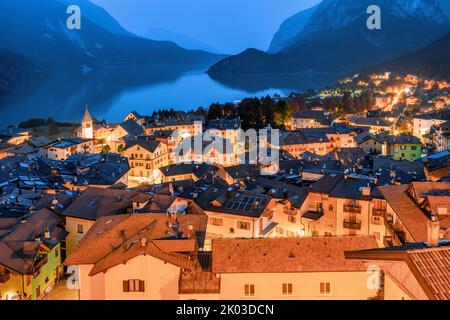 Italie, Trentin-Haut-Adige, province de trente, Molveno. Vue imprenable de nuit sur le lac et le village de Molveno Banque D'Images