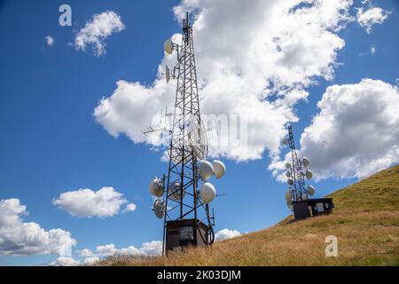 Italie, Trentin, province de trente, Predazzo, dos Capel. tour avec antennes et paraboles pour la radio et les télécommunications Banque D'Images