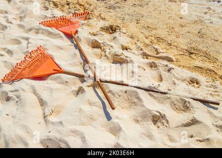 Nettoyage de la plage avec des brouettes pitchfork Garden Rake Leaf Broom et beaucoup d'algues rouges très dégoûtantes sargazo à la plage mexicaine tropicale de Pla Banque D'Images