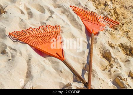 Nettoyage de la plage avec des brouettes pitchfork Garden Rake Leaf Broom et beaucoup d'algues rouges très dégoûtantes sargazo à la plage mexicaine tropicale de Pla Banque D'Images
