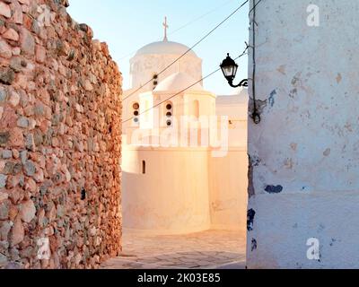 Vue à travers une ruelle d'une église sur l'île de Naxos, Grèce Banque D'Images