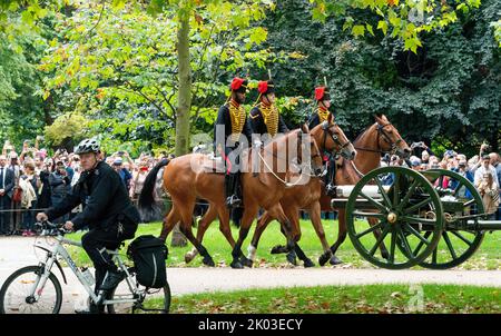 La police garde une attention sur les nombreuses centaines de personnes qui se sont tournées pour voir la troupe du roi Royal Horse Artillery tirer un hommage de 96 armes à feu à 1pm en hommage à la Reine Elizabeth II à Hyde Park, Londres, vendredi, 9 septembre, 2022 la reine Elizabeth II meurt au château Balmoral en Écosse sur 8 septembre 2022, et est remplacée par son fils aîné, le roi Charles III Crédit : Rob Taggart/Alamy Live News Banque D'Images