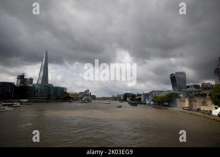 Londres, Royaume-Uni. 09th septembre 2022. Vue générale depuis le Tower Bridge quand les coups de feu saluent tiré. Un hommage aux armes à feu de 96 tours pour marquer chaque année la vie de la reine Elizabeth II par le Royal Artillery Regiment 104 a eu lieu dans tout le Royaume-Uni, y compris à la Tour de Londres. (Photo de Hesther ng/SOPA Images/Sipa USA) crédit: SIPA USA/Alay Live News Banque D'Images