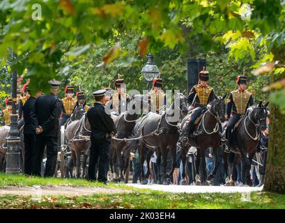 La police garde une attention sur les nombreuses centaines de personnes qui se sont tournées pour voir la troupe du roi Royal Horse Artillery tirer un hommage de 96 armes à feu à 1pm en hommage à la Reine Elizabeth II à Hyde Park, Londres, vendredi, 9 septembre, 2022 la reine Elizabeth II meurt au château Balmoral en Écosse sur 8 septembre 2022, et est remplacée par son fils aîné, le roi Charles III Crédit : Rob Taggart/Alamy Live News Banque D'Images