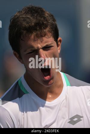 New York City, États-Unis, 09 septembre 2022. Belge Gilles-Arnaud Bailly réagit lors du match de demi-finale du tournoi de juniors de garçons célibataires, entre Belge Bailly et Wong de Hong Kong, au tournoi de tennis US Open Grand Slam, à Flushing Meadow, à New York City, Etats-Unis, le vendredi 09 septembre 2022. BELGA PHOTO TONY BEHAR Banque D'Images