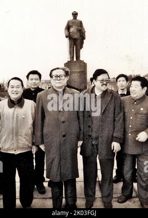 À 15 mars, Jiang Zemin (troisième à partir de la gauche), secrétaire général du Comité central du CPC, a pris une photo de groupe avec les dirigeants de la province de Hunan et le fils de Ren Bishi, Ren Yuanyuan (quatrième à partir de la gauche), devant la statue de bronze de l'ancienne résidence de Ren Bishi. REN Bishi était un chef militaire et politique au début du Parti communiste chinois. Au début de 1930s, Banque D'Images