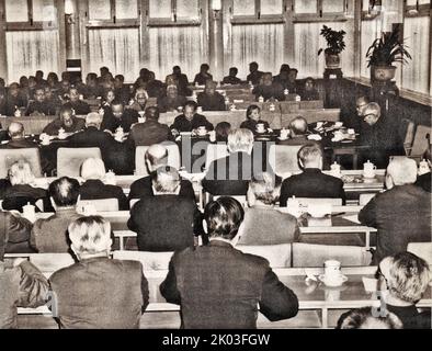 Le département de la propagande du Comité central du Parti communiste chinois a tenu un colloque à Huairentang, Zhongnanhai, pour commémorer le 80th anniversaire de la naissance de Ren Bishi. Hu Yaobang et Deng Yingchao ont assisté au symposium et Wang Zhen, membre du Politburo, a prononcé un discours. REN Bishi était un chef militaire et politique au début du Parti communiste chinois. Au début de 1930s, Banque D'Images