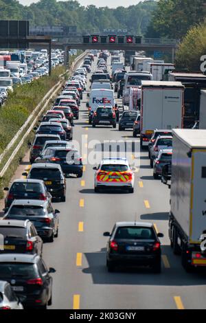 L'ambulance d'urgence traverse un embouteillage sur l'autoroute A3 avec des feux bleus clignotants et une sirène, plus de 8 voies, dans les deux directions, befo Banque D'Images