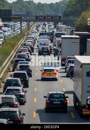 L'ambulance d'urgence traverse un embouteillage sur l'autoroute A3 avec des feux bleus clignotants et une sirène, plus de 8 voies, dans les deux directions, befo Banque D'Images