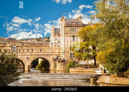 Le pont Pulteney au-dessus de la rivière Avon dans la ville Somerset de Bath, conçu par Robert Adam dans un style palladien, il a des magasins des deux côtés Banque D'Images