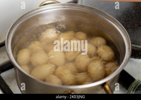 Pommes de terre bouillant dans une casserole. Cuisson de jeunes pommes de terre. Banque D'Images