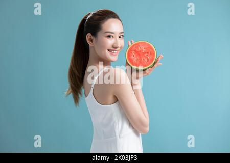 Belle jeune femme chinoise avec pastèque Banque D'Images