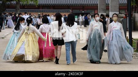 Le hanbok traditionnel est porté par les visiteurs du palais Gyeongbokgung, le principal palais royal de la dynastie Joseon. Construit en 1395, il est situé dans le nord de Séoul, en Corée du Sud. Le plus grand des cinq grands palais construits par la dynastie Joseon, Gyeongbokgung a servi de maison aux rois de la dynastie Joseon, aux familles des rois, ainsi qu'au gouvernement de Joseon. Banque D'Images