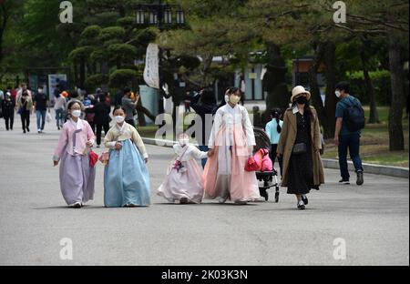 Le hanbok traditionnel est porté par les visiteurs du palais Gyeongbokgung, le principal palais royal de la dynastie Joseon. Construit en 1395, il est situé dans le nord de Séoul, en Corée du Sud. Le plus grand des cinq grands palais construits par la dynastie Joseon, Gyeongbokgung a servi de maison aux rois de la dynastie Joseon, aux familles des rois, ainsi qu'au gouvernement de Joseon. Banque D'Images