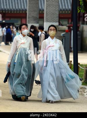 Le hanbok traditionnel est porté par les visiteurs du palais Gyeongbokgung, le principal palais royal de la dynastie Joseon. Construit en 1395, il est situé dans le nord de Séoul, en Corée du Sud. Le plus grand des cinq grands palais construits par la dynastie Joseon, Gyeongbokgung a servi de maison aux rois de la dynastie Joseon, aux familles des rois, ainsi qu'au gouvernement de Joseon. Banque D'Images