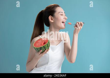 Belle jeune femme chinoise avec pastèque Banque D'Images
