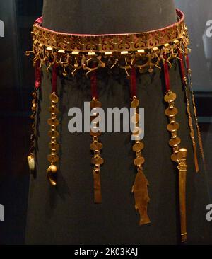 La couronne d'or de Silla de Hwangnamdaechong, logée dans le Musée national de Corée. C'est un Trésor national de la Corée. La hauteur de la couronne est de 27,5 centimètres et les chaînes et pendentifs dorés qui s'inclinent de la couronne, connue sous le nom de Suhasik, mesurent de 13 à 30,3 centimètres de longueur. La couronne est connue pour son utilisation abondante de jade. Les Suhasik sont regroupés en deux groupes de trois et sont disposés avec les chaînes les plus longues sur le bord extérieur aux plus petites chaînes les plus proches de l'avant de la couronne. Deuxième moitié du 5th siècle. Excavé à partir du monticule nord du tombeau de Hwangnam Daechong. Banque D'Images