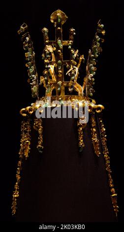 La couronne d'or de Silla de Hwangnamdaechong, logée dans le Musée national de Corée. C'est un Trésor national de la Corée. La hauteur de la couronne est de 27,5 centimètres et les chaînes et pendentifs dorés qui s'inclinent de la couronne, connue sous le nom de Suhasik, mesurent de 13 à 30,3 centimètres de longueur. La couronne est connue pour son utilisation abondante de jade. Les Suhasik sont regroupés en deux groupes de trois et sont disposés avec les chaînes les plus longues sur le bord extérieur aux plus petites chaînes les plus proches de l'avant de la couronne. Deuxième moitié du 5th siècle. Excavé à partir du monticule nord du tombeau de Hwangnam Daechong. Banque D'Images