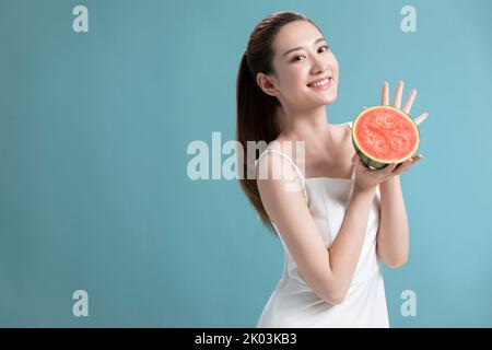 Belle jeune femme chinoise avec pastèque Banque D'Images
