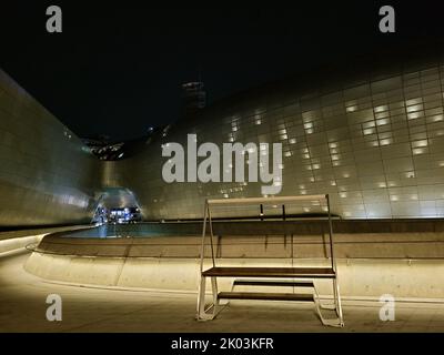 Le Dongdaemun Design Plaza, abrégé DDP, est un important point de repère urbain à Séoul, en Corée du Sud, conçu par Zaha Hadid et Samoo, avec un design résolument néo-futuriste caractérisé par les "formes puissantes et courbes de structures allongées". Le point de repère est la pièce maîtresse du centre de la mode et de la destination touristique populaire de Corée du Sud, Dongdaemun, avec un parc accessible à pied sur ses toits, de grands espaces d'exposition mondiaux, des magasins de détail futuristes et des parties restaurées de la forteresse de Séoul. Le DDP a été l'une des principales raisons de la désignation de Séoul comme capitale mondiale du design en 2010. Banque D'Images