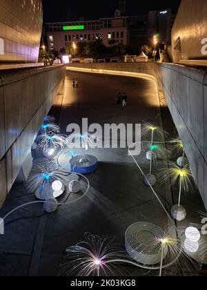 Le Dongdaemun Design Plaza, abrégé DDP, est un important point de repère urbain à Séoul, en Corée du Sud, conçu par Zaha Hadid et Samoo, avec un design résolument néo-futuriste caractérisé par les "formes puissantes et courbes de structures allongées". Le point de repère est la pièce maîtresse du centre de la mode et de la destination touristique populaire de Corée du Sud, Dongdaemun, avec un parc accessible à pied sur ses toits, de grands espaces d'exposition mondiaux, des magasins de détail futuristes et des parties restaurées de la forteresse de Séoul. Le DDP a été l'une des principales raisons de la désignation de Séoul comme capitale mondiale du design en 2010. Banque D'Images