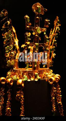 La couronne d'or de Silla de Hwangnamdaechong au Musée national de Corée. C'est un Trésor national de la Corée. La hauteur de la couronne est de 27,5 centimètres et les chaînes et pendentifs dorés qui s'inclinent de la couronne, connue sous le nom de Suhasik. Cette couronne peut avoir été faite pour une reine et il y a une controverse importante sur qui a été enterré dans le tombeau. Deuxième moitié du 5th siècle. Excavé à partir du monticule nord de Hwangnam Daechong Banque D'Images