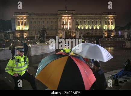 Londres, Royaume-Uni. 09th septembre 2022. Dans les premières heures du matin, les policiers parlent aux membres du public qui se trouvent sous de grands parasols. Sa Majesté la reine Elizabeth II est décédée au château de Balmoral à l'âge de 96 ans, ayant régné sur le Royaume-Uni pendant 70 ans. (Photo de Martin Pope/SOPA Images/Sipa USA) crédit: SIPA USA/Alay Live News Banque D'Images