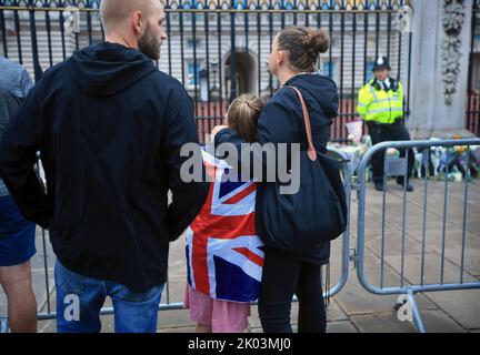 Londres, Royaume-Uni. 09th septembre 2022. Une jeune fille porte un drapeau syndical comme un cap alors qu'elle et ses parents viennent rendre hommage à la reine aux portes de Buckingham Palace. Sa Majesté la reine Elizabeth II est décédée au château de Balmoral à l'âge de 96 ans, ayant régné sur le Royaume-Uni pendant 70 ans. (Photo de Martin Pope/SOPA Images/Sipa USA) crédit: SIPA USA/Alay Live News Banque D'Images