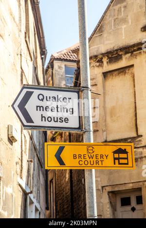 Panneau indiquant le chemin vers la maison de réunion de Quaker et l'ancienne cour de brasserie dans la ville de Bradford on Avon dans le Wiltshire Banque D'Images
