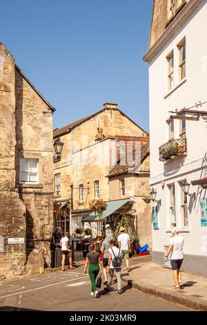Les gens de la ville de Bradford on Avon, moulin de Wiltshire, marchent vers l'allée des Shambles Banque D'Images