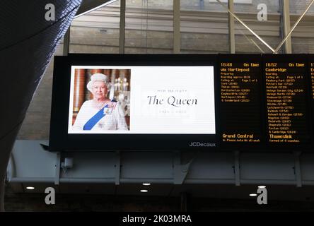 Londres, Royaume-Uni. 9th septembre 2022. À la suite de sa triste mort, des hommages à la reine Elizabeth II sont apparus partout à Londres. Ici, des photos d'elle sont montrées à la gare de Kings Cross, au nord de Londres. Credit:/Monica Wells/Alamy Live News Banque D'Images