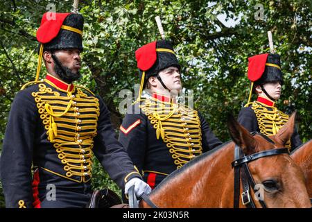 Londres, Royaume-Uni. 09th septembre 2022. La troupe du roi Royal Horse Artillery revient de Hyde Park à leur caserne après le salut des armes. Des foules se rassemblent dans les sites du centre de Londres pour pleurer la mort de la reine Elizabeth II hier. Credit: Imagetraceur/Alamy Live News Banque D'Images