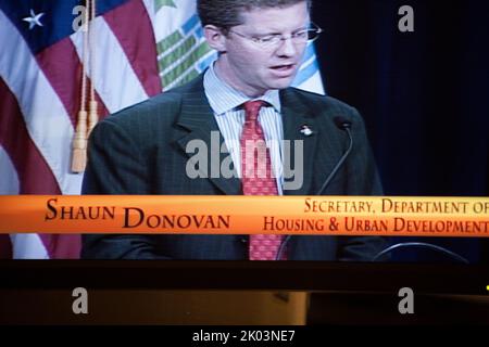 Programme du Fair Housing Month (« Fair Housing 2010--Time to Act »), siège de HUD, dont des remarques de la secrétaire Shaun Donovan, de la secrétaire adjointe à Fair Housing et EQUAL Opportunity John Trasvina, de la honorée du Fair Housing Melissa Kothe de Kansas City, Kansas, et de l'acteur, comédien, de l'animateur de l'émission télévisée Brian Copeland. Banque D'Images