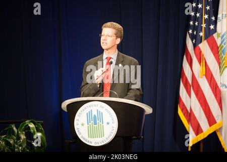 Programme du Fair Housing Month (« Fair Housing 2010--Time to Act »), siège de HUD, dont des remarques de la secrétaire Shaun Donovan, de la secrétaire adjointe à Fair Housing et EQUAL Opportunity John Trasvina, de la honorée du Fair Housing Melissa Kothe de Kansas City, Kansas, et de l'acteur, comédien, de l'animateur de l'émission télévisée Brian Copeland. Banque D'Images