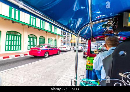 Vue de la cabane en tuk tuk à Bangkok, en Thaïlande. Le tuktuk est un célèbre moyen de transport, semblable au taxi, utilisé par les touristes. Vue du conducteur vers les Banque D'Images