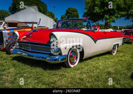 Falcon Heights, MN - 17 juin 2022 : vue d'angle avant en perspective basse d'un cabriolet Sunliner Fairlane 1955 de Ford lors d'un salon de voiture local. Banque D'Images