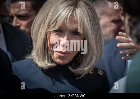 Marseille, France. 09th septembre 2022. Portrait de Brigitte Macron vu au cours de l'événement l'épouse de la Présidente de la République française, Mme Brigitte Macron, a inauguré à Marseille la nouvelle unité d'accueil pédiatrique pour les enfants à risque (UAFED) conçue pour fournir aux enfants victimes un environnement sûr pour parler et recevoir des soins. Ce service est intégré au service des urgences pour enfants de l'hôpital la Timone de Marseille. Crédit : SOPA Images Limited/Alamy Live News Banque D'Images