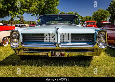 Falcon Heights, MN - 17 juin 2022 : vue de face basse d'un cabriolet Bonneville 1964 de Pontiac lors d'un salon automobile local. Banque D'Images