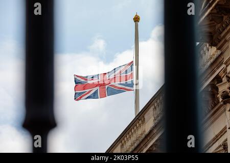 Buckingham Palace, Londres, Royaume-Uni. 9th septembre 2022. Après l'annonce d'hier que la reine Elizabeth II, le monarque le plus ancien des Britanniques, était morte à l'âge de 96 ans à Balmoral, en Écosse, le drapeau de l'Union au palais de Buckingham est abaissé à mi-mât. Amanda Rose/Alamy Live News Banque D'Images