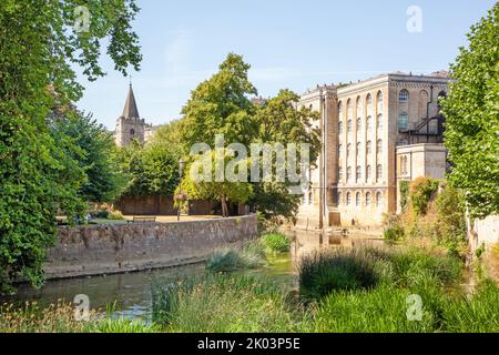 L'ancien moulin de l'abbaye sur les rives de la rivière Avon qui traverse la ville marchande du Wiltshire de Bradford on Avon Banque D'Images