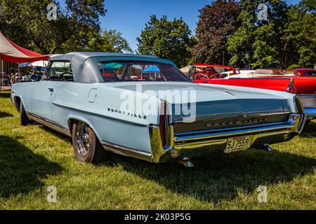 Falcon Heights, MN - 17 juin 2022 : vue d'angle arrière en perspective basse d'un cabriolet Bonneville 1964 de Pontiac lors d'un salon automobile local. Banque D'Images