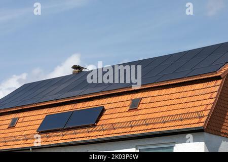 panneaux solaires sur un toit en mansarde Banque D'Images