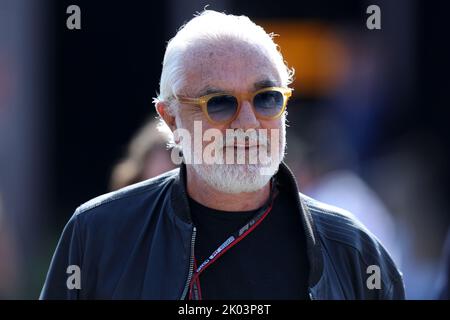 Italie, 09/09/2022, Italie, 09/09/2022, Flavio Briatore regarde avant la libre pratique 1 avant le Grand Prix d'Italie F1. Banque D'Images