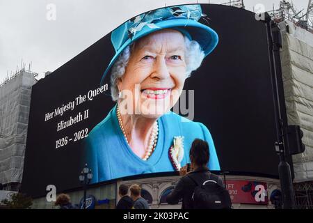 Londres, Angleterre, Royaume-Uni. 9th septembre 2022. Piccadilly Lights à Piccadilly Circus affiche un hommage à la mort de la reine Elizabeth II, âgée de 96 ans. (Image de crédit : © Vuk Valcic/ZUMA Press Wire) Banque D'Images